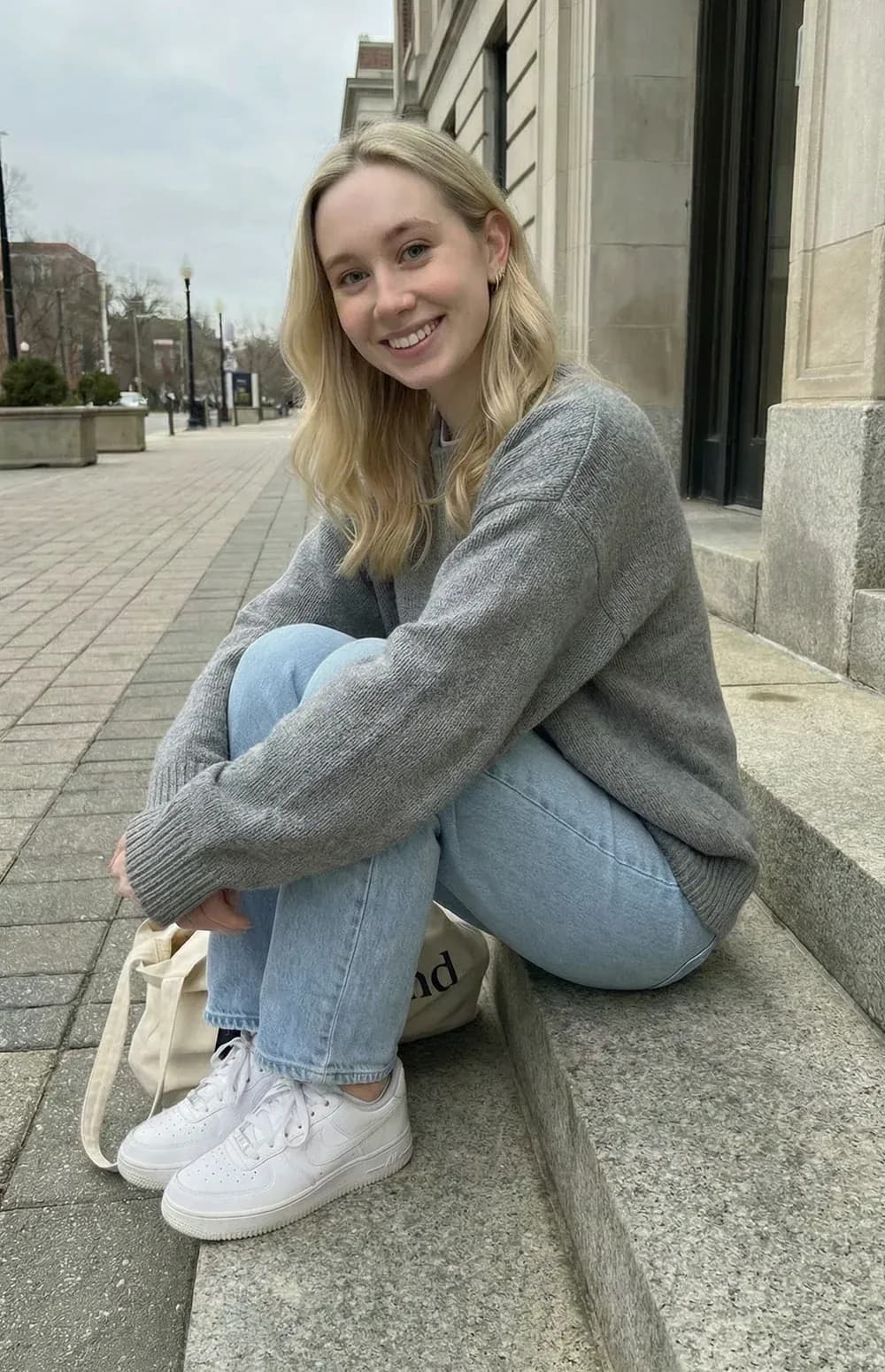 Fotografia di una ragazza bionda